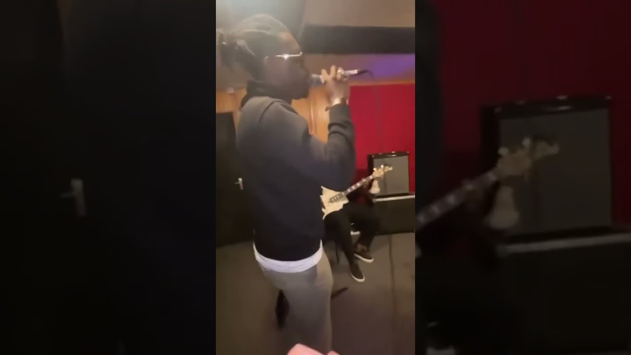 Mystère en répétition avec son grande