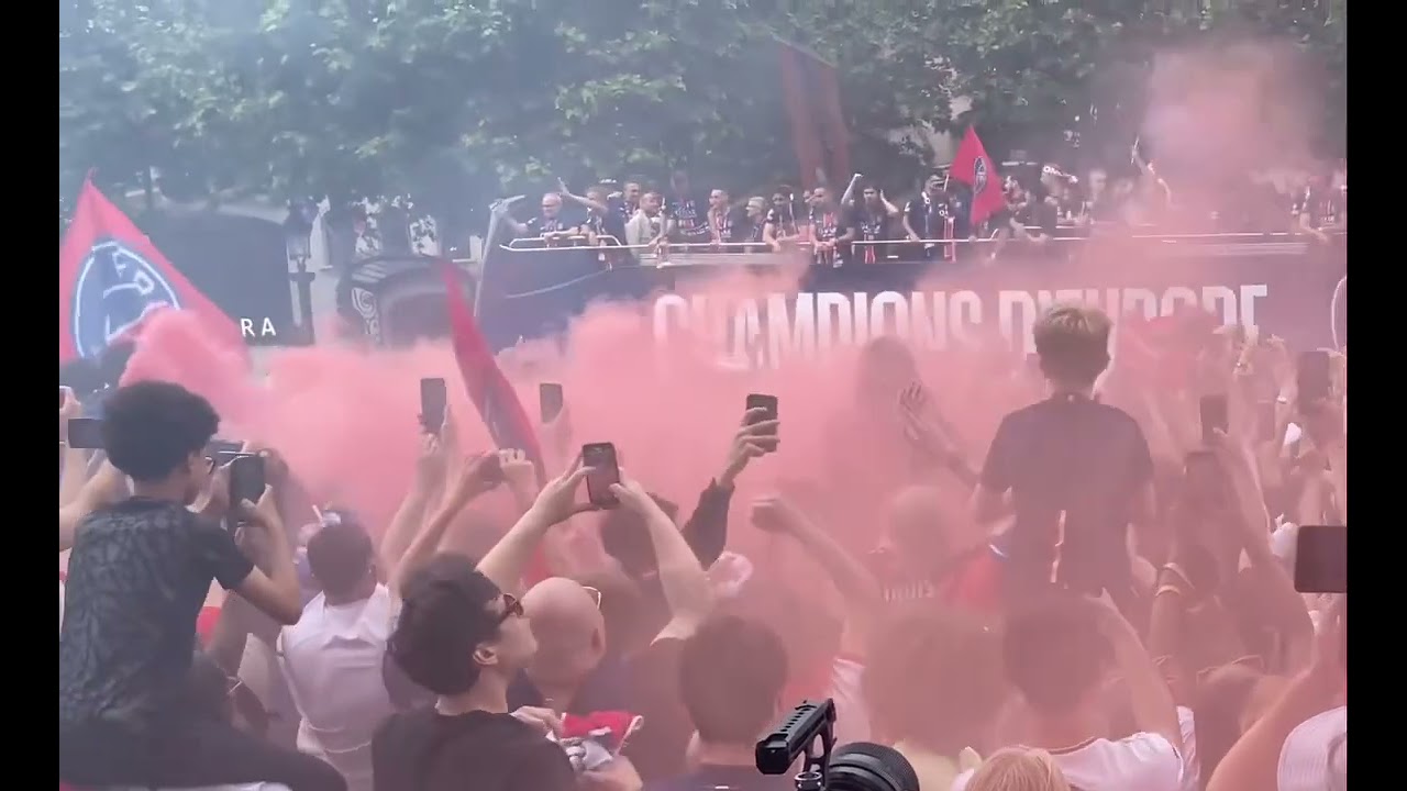 L’accueil de l’équipe de Paris SG dans les rues de la capitale française